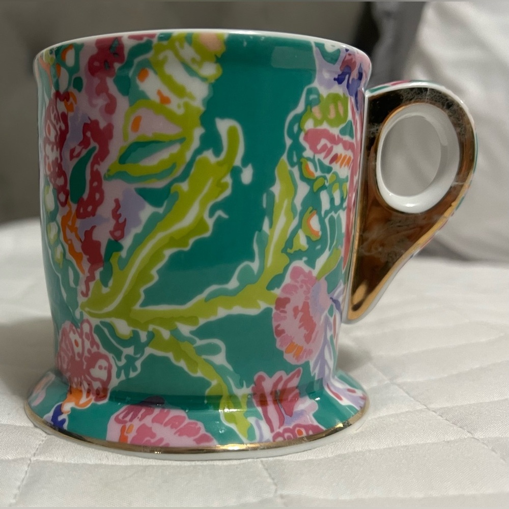 Lilly Pulitzer mug Shell Searching -Slight discoloration on handle shown